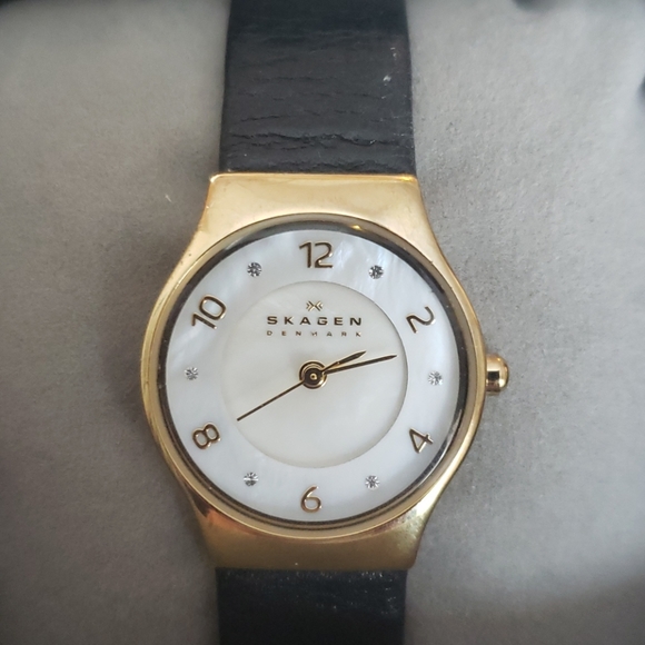 Skagen Denmark leather watch - Picture 3 of 15